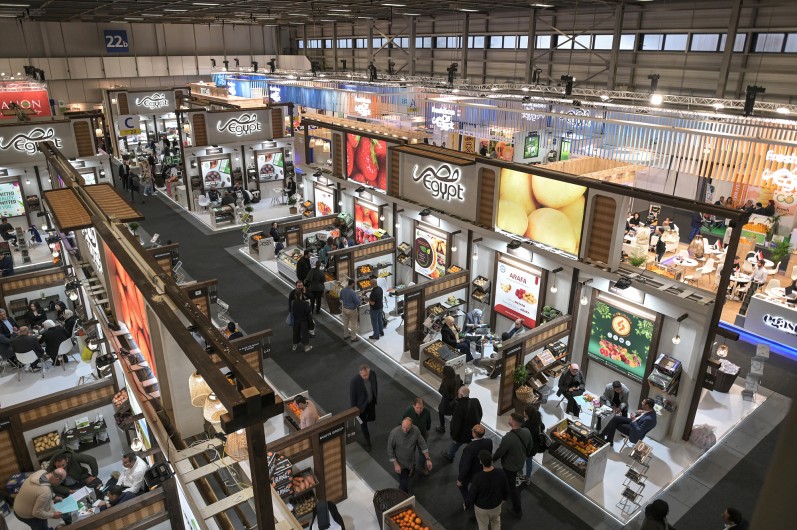 Das Bild zeigt eine Halle voller Messestände. Das Bild zeigt eine Halle voller Messestände.