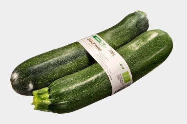 Zwei Zucchinis werden von einer klebstofffreien Banderole von ATS-Tanner zusammengehalten