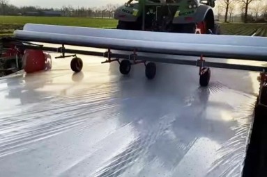 Planovlies nonwoven from GLAESERgrow can be laid down entirely by machine. It offers reliable frost protection and is available in various thicknesses.